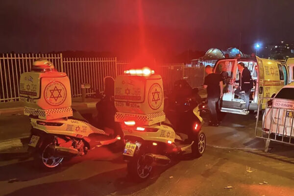 זירת הפיגוע באלעד (צילום: מד"א)