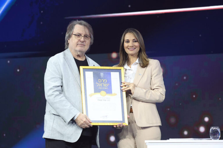 שרת החינוך יפעת שאשא ביטון וזוכה פרס ישראל לשנת תשפ״ב, השחקן עודד קוטלר (צילום: עודד קרני)
