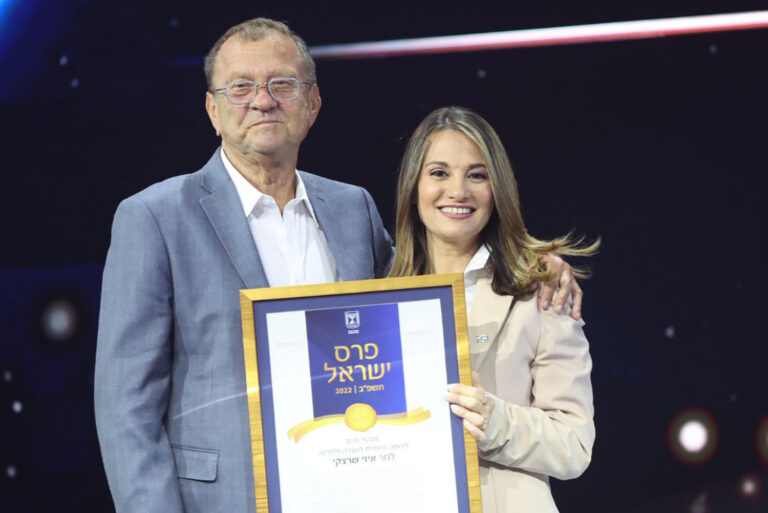 שרת החינוך יפעת שאשא ביטון וזוכה פרס ישראל לשנת תשפ״ב, איש העסקים איזי שרצקי (צילום: עודד קרני)