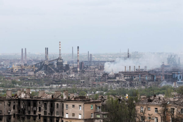 עשן עולה ממפעל המתכת אזובסטאל במריופול שבאוקראינה, 5 במאי 2022 (צילום ארכיון: AP Photo)