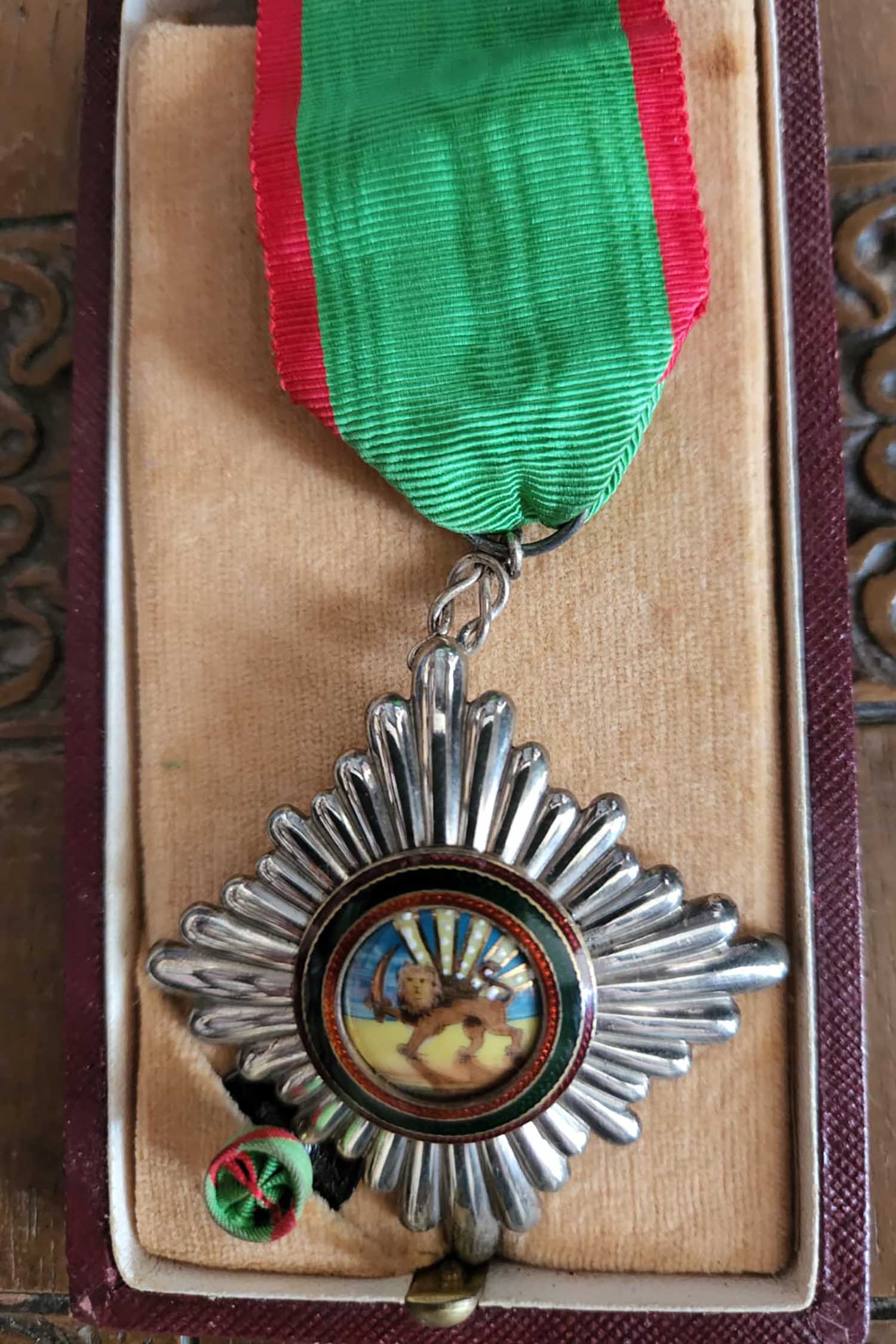מדליית הוקרה מהשאה האיראני לפרופ' מוסא יודעים (צילום: אלבום פרטי)