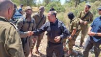 מפכ״ל המשטרה קובי שבתאי לפני תפיסת המחבלים שביצעו את הפיגוע באלעד (קרדיט: דוברות המשטרה)