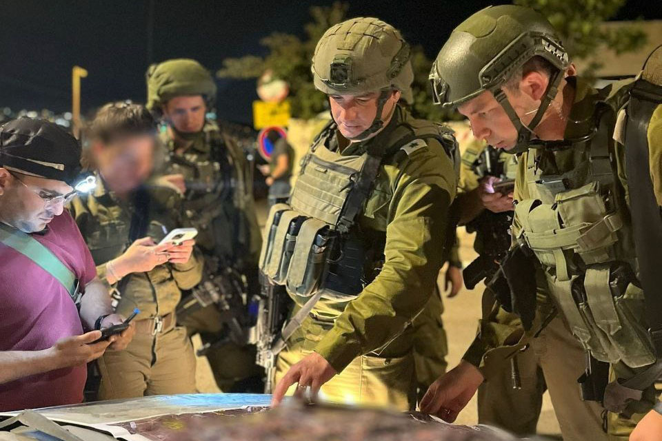 חיפושים אחרי המחבלים הנמלטים בגוש עציון (צילום: דובר צה"ל)