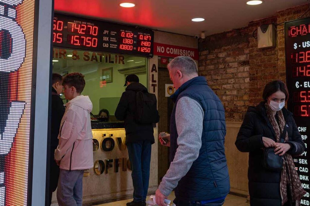 طابور لتبديل العملة في إسطنبول، تركيا. الآليات التي تحرّك العالم تتآكل وهذا ما يستدعي الكثيرين التأمل فيها (تصوير: Erhan Demirtas/NurPhoto)