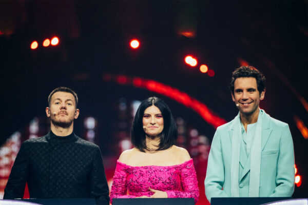 מנחי אירוויזיון 2022: מיקה (מימין), לאורה פאוזיני ואלסנדרו קטלאן