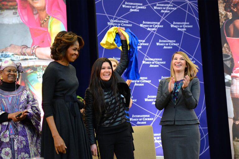 רוסלנה (במרכז), זוכת אירוויזיון 2004, עם מישל אובמה בבית הלבן ב-2014. &quot;היא אמרה: 'אנחנו המערב', והמערב חיבק אותה&quot; (צילום: State Department photo/ ויקימדיה)