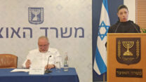 שרת התחבורה ויו"ר העבודה, מרב מיכאלי, ושר האוצר אביגדור ליברמן, בהכרזה על התכנית לחופשת לידה לגברים (צילום: טל כספין)