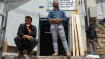 נתנאל קנפו (מימין) וירוחם מירב בגשר דב, מקום האסון בהילולה במירון (צילום: גילעד שרים)