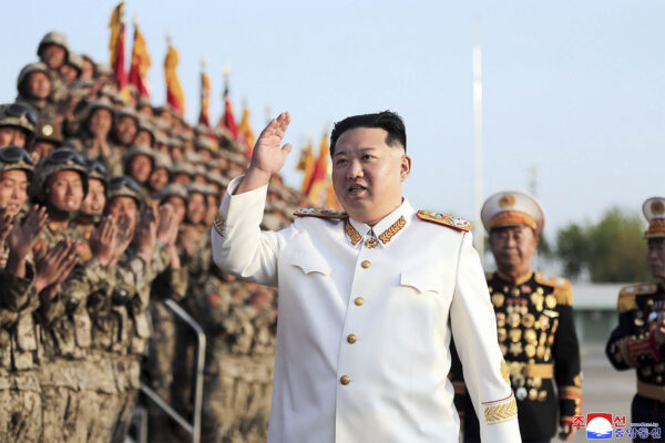 שליט קוריאה הצפונית קים ג'ונג-און (צילום: Korean Central News Agency/Korea News Service via AP)