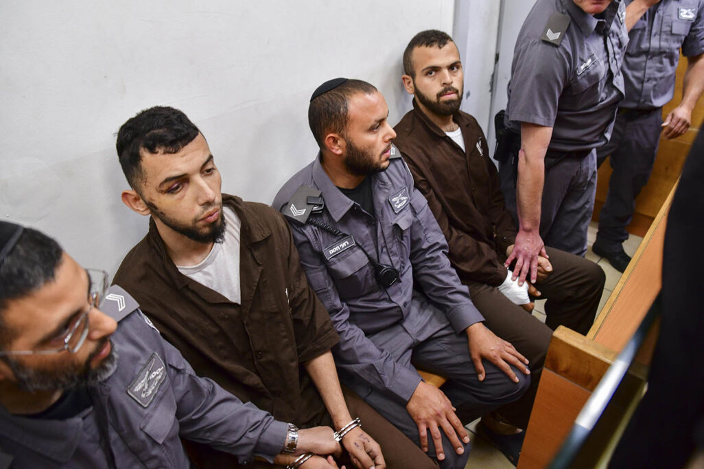 שני המחבלים שבצעו את הפיגוע באלעד, בדיון הארכת מעצר בבית המשפט (צילום: אבשלום ששוני, פלאש 90)