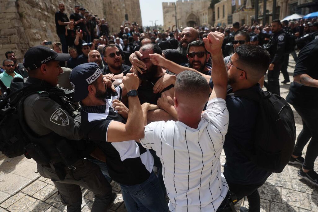 עימותים בין המשטרה למפגינים בהלווית עיתונאית אל ג'זירה שירין אבו עאקלה (צילום: יונתן זינדל / פלאש90)