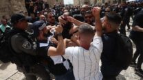 עימותים בין המשטרה למפגינים בהלווית עיתונאית אל ג'זירה שירין אבו עאקלה (צילום: יונתן זינדל / פלאש90)