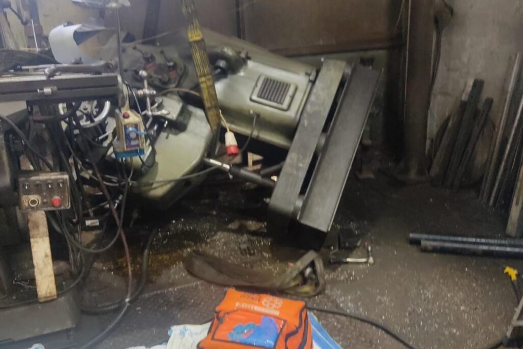 המכונה שנפלה על העובדים בנצר סירני (צילום: איחוד הצלה)