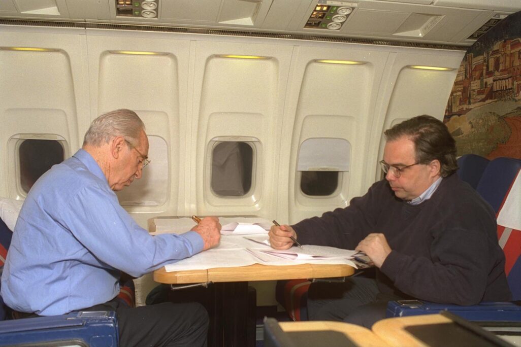 אורי סביר ושמעון פרס במטוס בדרכם לארה"ב (צילום: לע"מ)