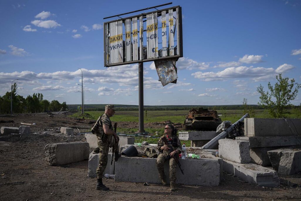 חיילים בצבא ההגנה של אוקראינה בסמוך לחרקיב (צילום: AP Photo/Bernat Armangue)