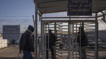 עובדים פלסטינים במעבר ארז (צילום: AP Photo/Oded Balilty)
