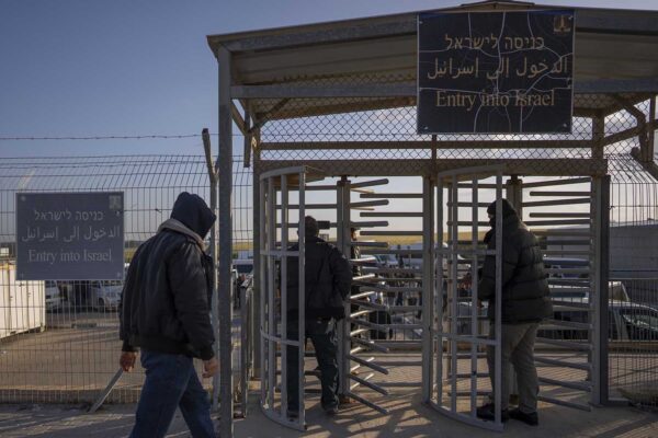 עובדים פלסטינים במעבר ארז (צילום: AP Photo/Oded Balilty)