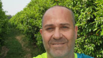 גיא בן דור מגדל שזיפים ביסוד המעלה (צילום: אלבום פרטי)