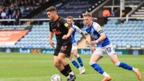 ג'ייק דניאלס (עם הכדור) שחקן בלקפול האנגלית (צילום: Mark Cosgrove/News Images/Sipa USA)