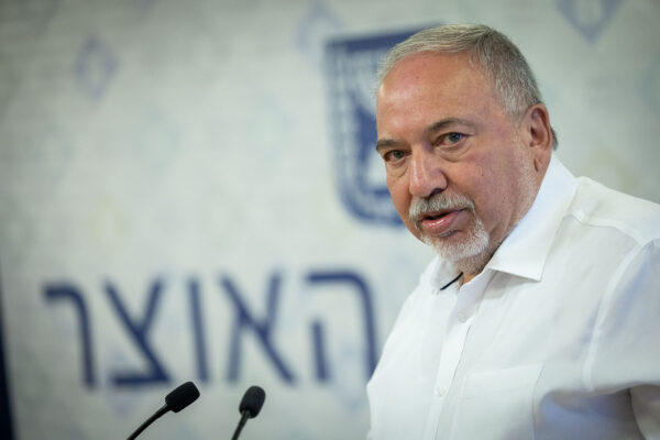 ליברמן: ״מתנגדים לייבוא כאילו יש חרקים שפוגעים רק בישראלים״; התאחדות החקלאים: ״השר מזלזל באזרחים״