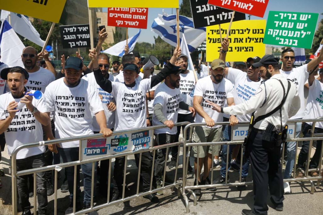 הפגנת עובדי מפעל רותם אמפרט מול משכן הכנסת (צילום: יח&quot;צ)