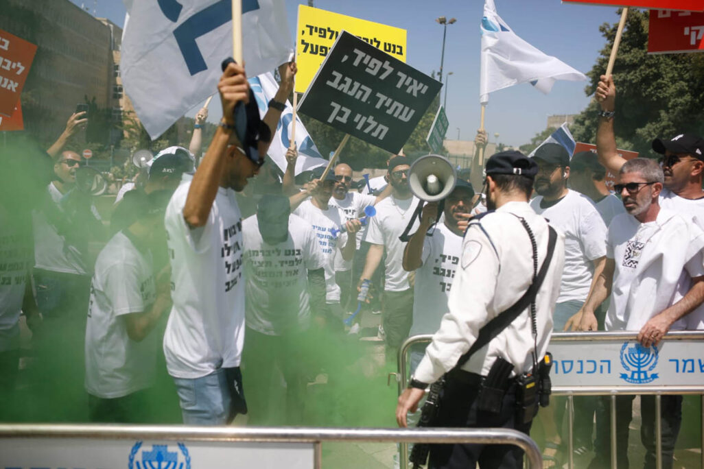 הפגנת עובדי מפעל רותם אמפרט מול משכן הכנסת (צילום: יח"צ)