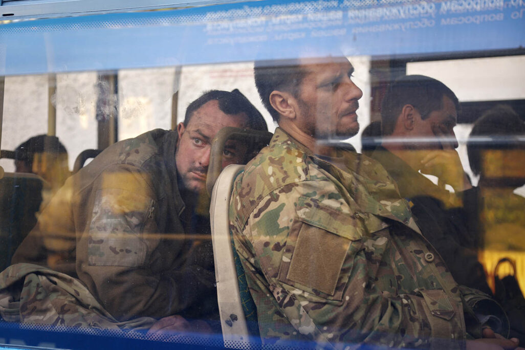 חיילים אוקראינים שנכנעו במפעל הפלדה במריופול ופונו באוטובוס לשטח בשליטת רוסיה (צילום: AP Photo/Alexei Alexandrov)