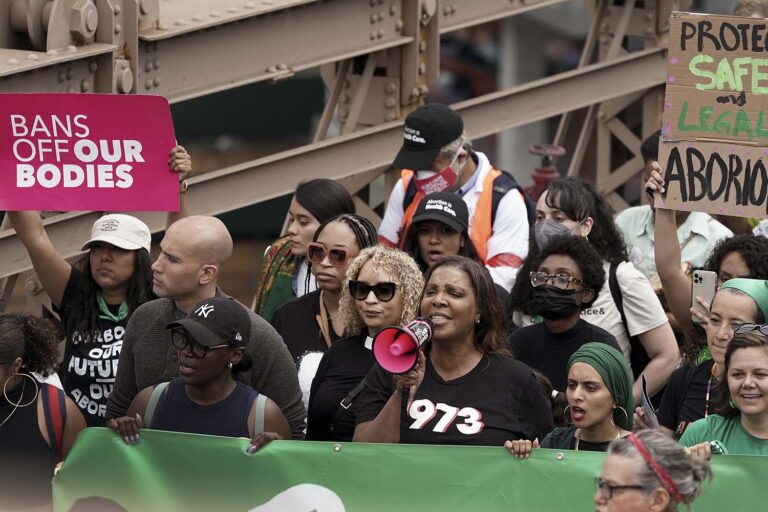 ניו יורק. התובעת הכללית לטישה ג'יימס (עם המגפון) בצעדה בגשר ברוקלין (צילום: AP Photo/Jeenah Moon)