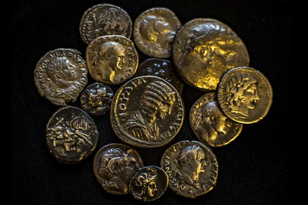 המטבעות שנתפסו אצל סוחר עתיקות במודיעין (צילום: רשות העתיקות)