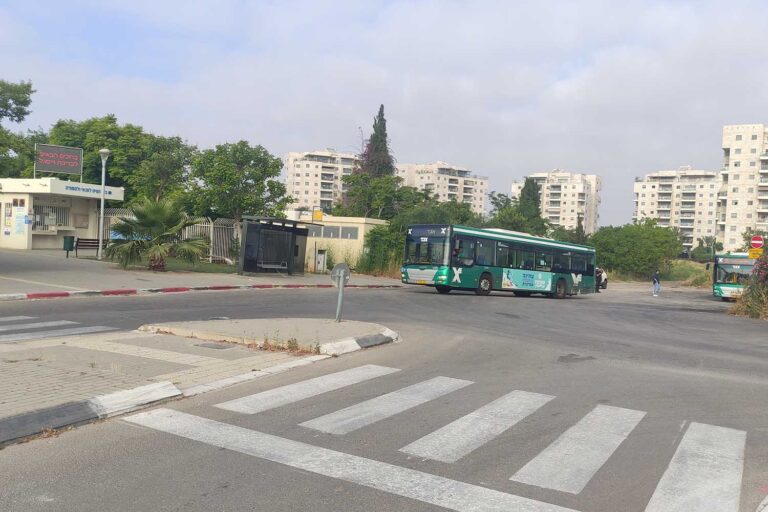 The alighting station near the Weisgal pool in Rehovot. The guard does not allow drivers to use the toilets inside the pool area. (Photo: Nizzan Zvi Cohen)