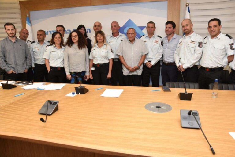 Fire and Rescue Services staff in the Histadrut leadership room at the signing of the collective agreement. (Photo: Histadrut)