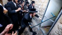 חרדים קיצוניים פורצים את המחסומים סביב ציון קבר הרשב"י בהילולה במירון (צילום: דוד כהן/פלאש90)