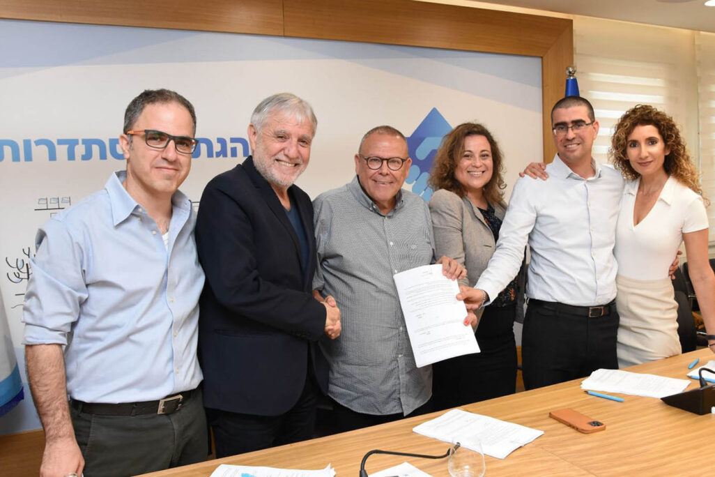 The signing of the social workers agreement. (Photo: the Histadrut)