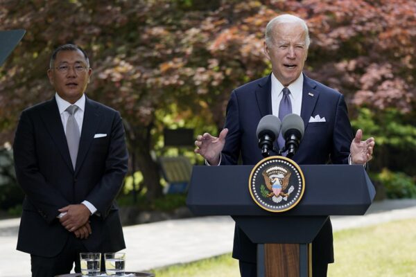 נשיא ארצות הברית ג'ו ביידן (מימין) ונשיא יונדאי יוסיון צ'אנג (צילום: AP Photo/Evan Vucci)