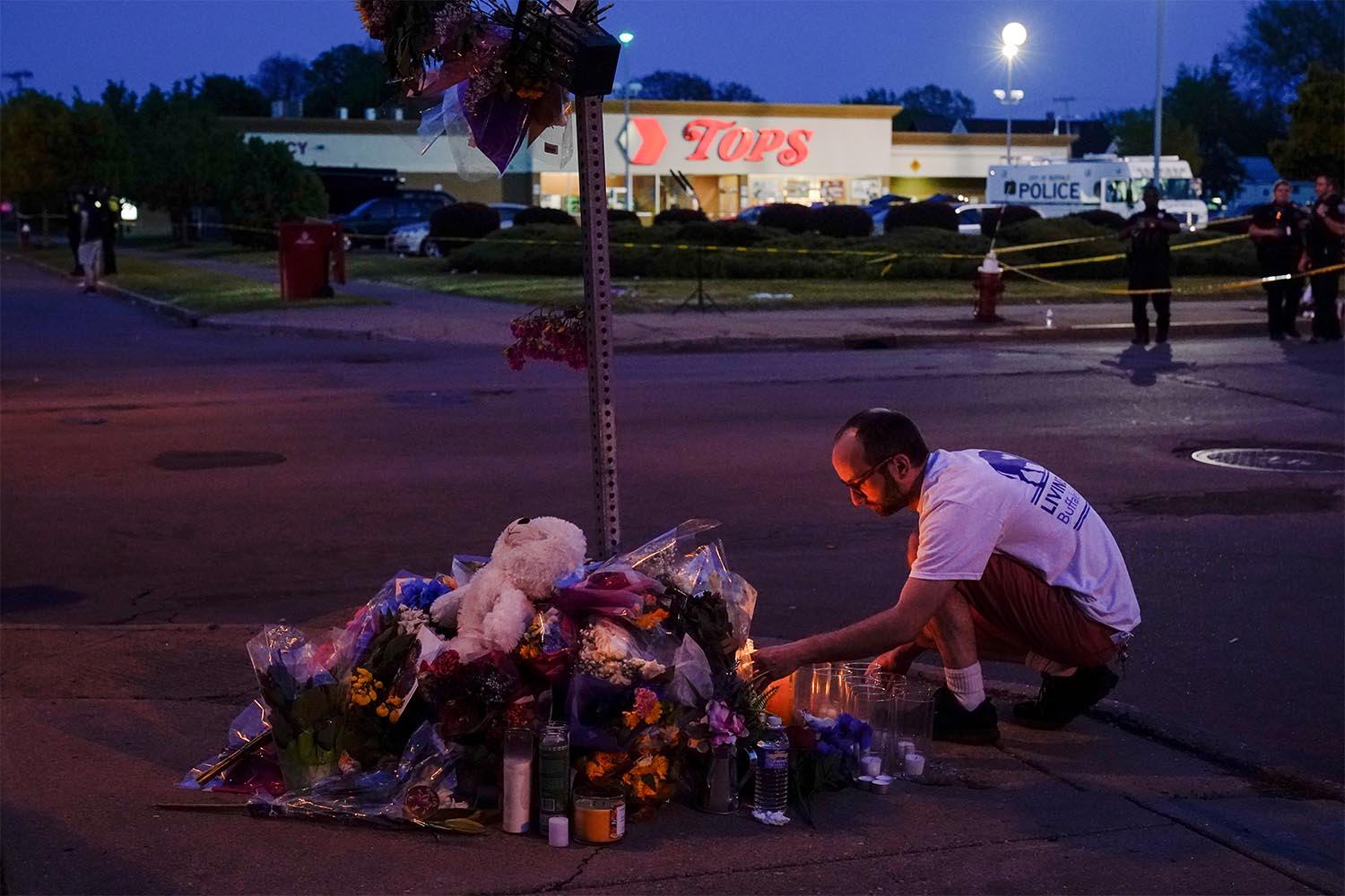 אנדרטה מחוץ לזירת הירי בסופרמרקט בבפאלו, ניו יורק. &quot;מוות המוני הפך מזמן לנורמלי במדינה הזו״ (צילום: AP Photo/Matt Rourke)