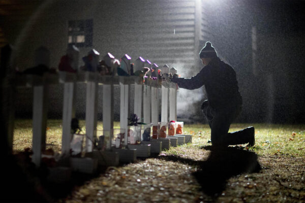 מיצג לזכר קורבנות הירי בבית הספר היסודי סנדי הוק, בקונטיקט, דצמבר 2012 (צילום ארכיון: AP Photo/David Goldman)