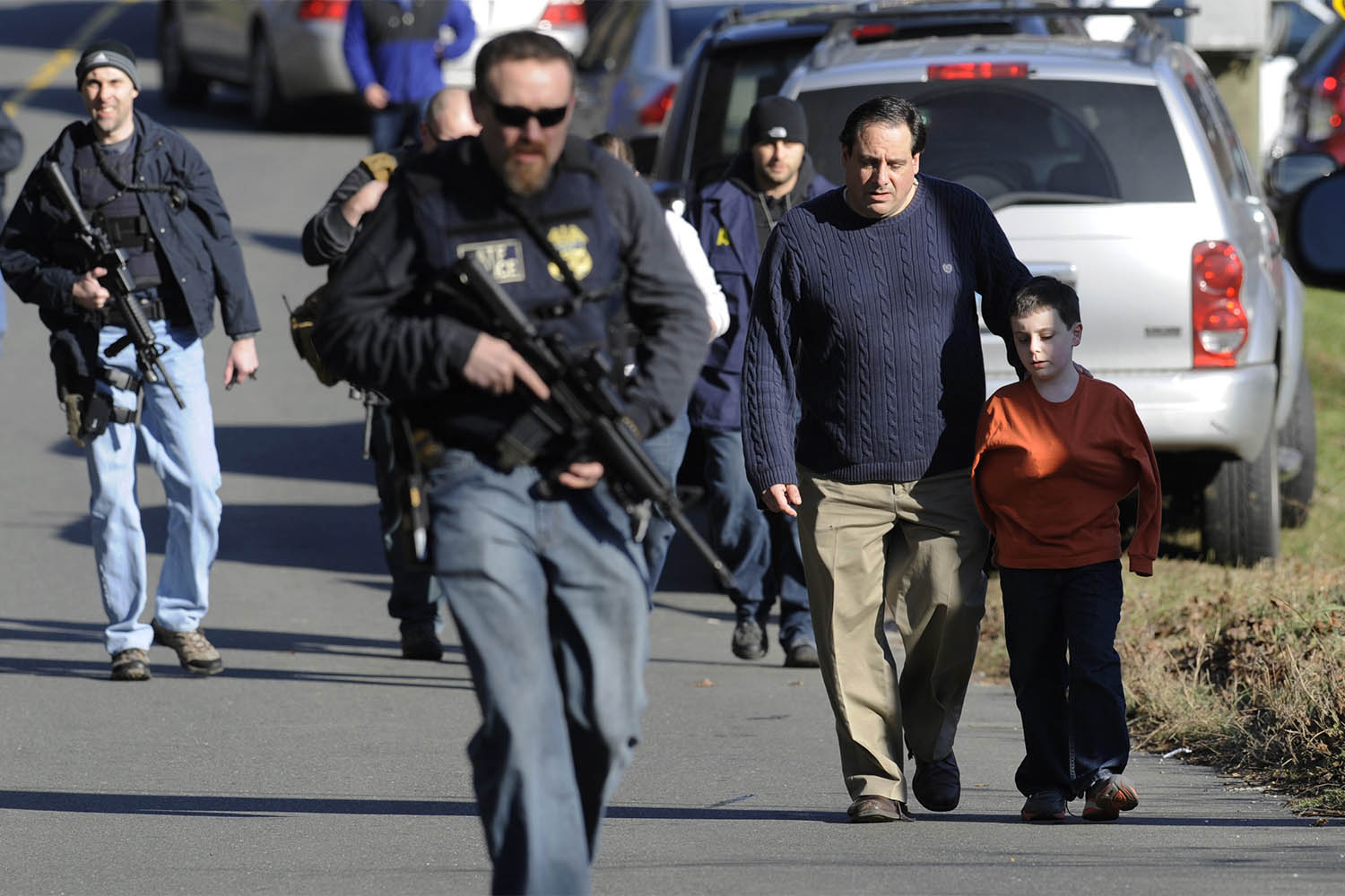 הורים מאבטחים את ילדיהם לאחר ירי בבית הספר היסודי סנדי הוק בניוטאון, קונטיקט. ״לאמריקאים מגיע לשלוח את ילדיהם לבית ספר ללא חשש שייפגעו״ (צילום ארכיון: AP Photo/Jessica Hill)
