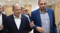 ראש הסגל בלשכת ראש הממשלה טל גן צבי (מימין) וראש הממשלה נפתלי בנט (צילום ארכיון: קובי גדעון/ לע"מ)