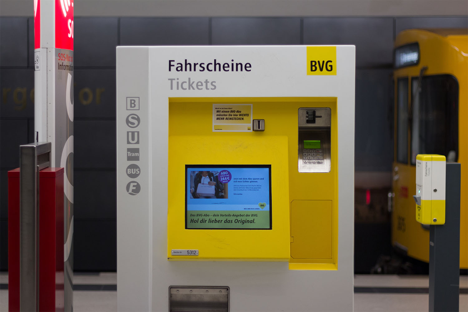 מכונה למכירת כרטיסים בתחנת המטרו בברלין (צילום אילוסטרציה: שאטרסטוק)