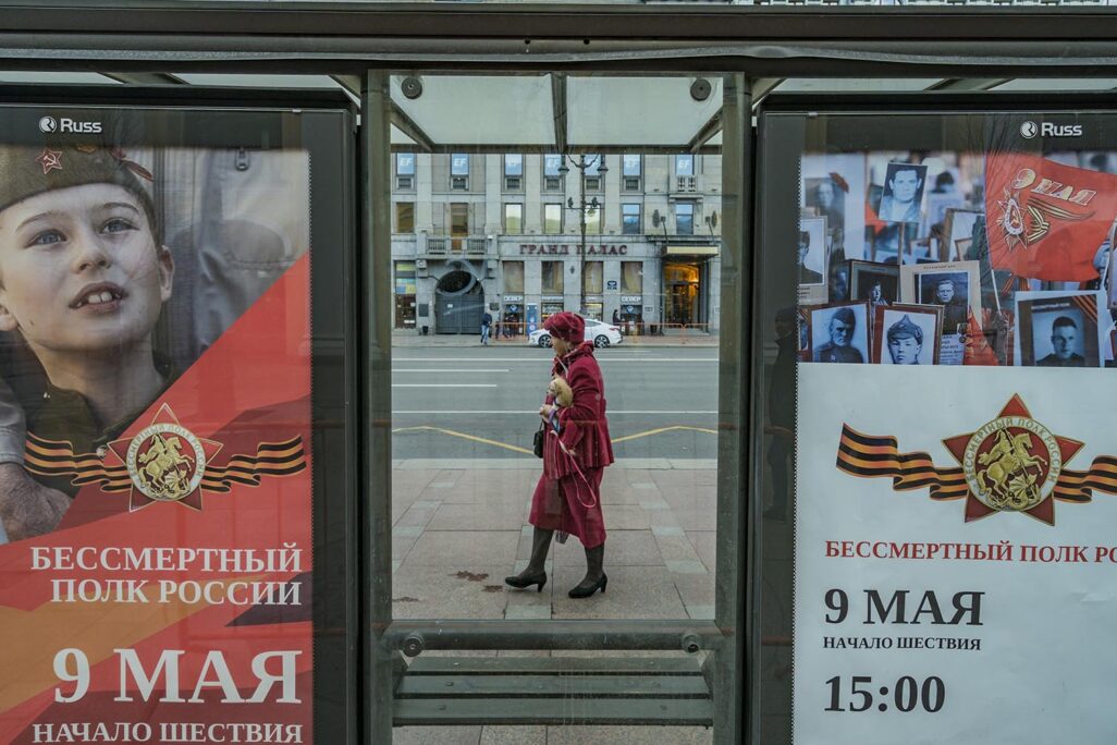 פוסטרים לקראת חגיגת יום הניצחון ב-9 במאי ברחובות סנט פטרסבורג (צילום ארכיון: STR/NurPhoto)