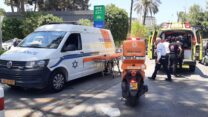 צוות רפואי מפנה עובד שנכווה משמן רותח (צילום: איחוד הצלה)