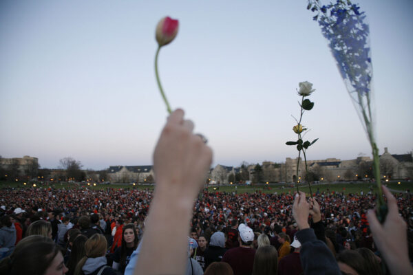 משמרת מחאה בעקבות הטבח בקמפוס וירג'יניה טק בבלקסבורג שאירע באפריל 2007 (צילום ארכיון: AP Photo/Casey Templeton, File)