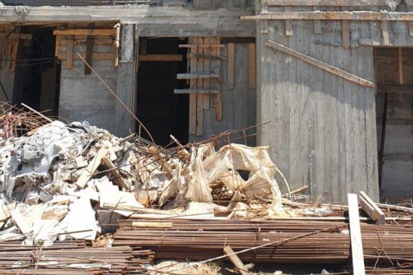מחשש לקריסה: בניין מגורים בחולון פונה מדיירים לאחר שהתגלו בו סדקים