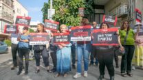 עובדות ועובדי הוראה מפגינים מול ביתה של השרה מרב מיכאלי (צילום: יוסי אלוני)