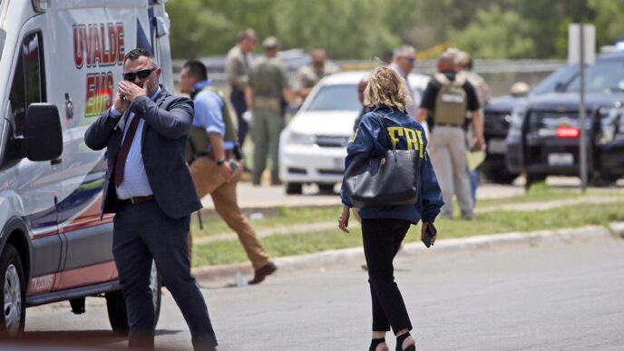 אנשי ה-FBI ליד בית הספר היסודי רוב ביובלדי, טקסס, לאחר הרצח ההמוני בבית הספר (AP Photo/Dario Lopez-Mills)