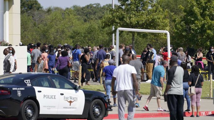 בני משפחה של תלמידים בבית הספר היסודי רוב בטקסס ממתינים ליד מרכז מנספילד לאומנויות למפגש עם ילדיהם לאחר הרצח ההמוני בבית הספר (AP Photo/Tony Gutierrez)