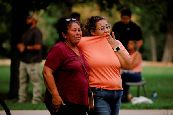 משפחות בזירת הירי קטלני בבית ספר בבית הספר היסודי "רוב" בטקסס (צילום: REUTERS/Marco Bello)