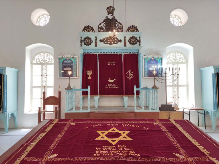בית הכנסת לאחר השיפוץ, מבט אל ארון הקודש. &quot;הזמנו מומחה לשימור ושחזור של ציורי קיר וטיח&quot; (צילום: מאיה רונן)