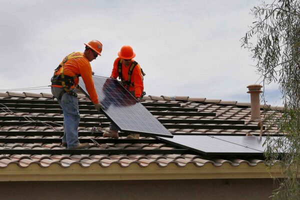הנחת פאנלים סולאריים על גג בית פרטי (צילום אילוסטרציה: AP Photo/Matt York)