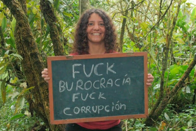 שני בדרום אמריקה עם שלט &quot;לעזאזל השחיתות&quot;. &quot;משבר הרעב מביא לעלייה בשחיתות ובאלימות. אני ממש רואה את זה לנגד עיני&quot; (צילום: Conservamos por Naturaleza)